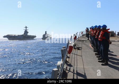 230706-N-NS135-1077 ADRIADIC SEA (6 juillet 2023) les marins affectés au destroyer de missiles guidés de classe Arleigh Burke USS Ramage (DDG 61) défilent vers le port alors que le navire arrive aux côtés du ravitailleur de classe Henry J. Kaiser USNS Leroy Grumman (T-AO-195) (deuxième à partir de la gauche) et du porte-avions de classe Ford USS Gerald R. Ford USS Gerald R. Ford (CVN 78) (À gauche) avant une reconstitution en cours, le 6 juillet 2023. Ramage fait partie du Gerald R. Ford Carrier Strike Group et est en déploiement prévu aux États-Unis Marine Forces Europe zone d'opérations, employé par les États-Unis Sixième flotte pour défendre les États-Unis, alliés et partenaires Banque D'Images