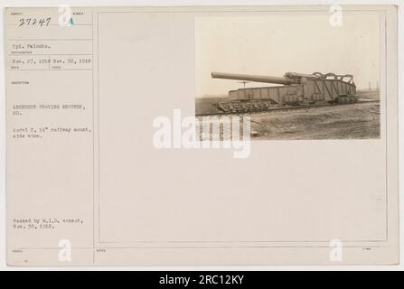 Le caporal Palumbo se tient à côté d'un modèle E, montage ferroviaire de 14 pieds à Aberdeen Proving Grounds, dans le Maryland. La photographie a été prise le 22 novembre 1918 et a été émise plus tard par le M.I.D. le 30 novembre 1918. Les notes indiquent que le support avait une vue latérale et est désigné comme sujet 27247. Banque D'Images