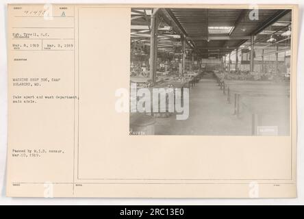 Soldats travaillant dans l'atelier d'usinage à Camp Holabird, Maryland le 2 mars 1919. La photographie a été prise par le sergent Tyrell. L'image montre le service de démontage et de lavage dans l'allée principale de l'atelier d'usinage. Le censeur l'a approuvé le 10 mars 1919. Banque D'Images