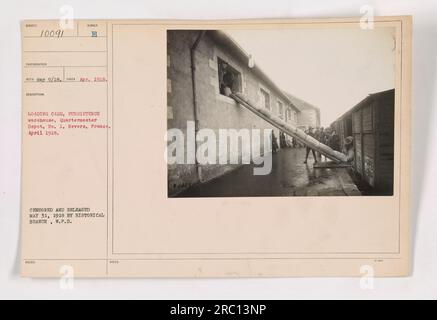 Soldats chargeant des voitures à l'entrepôt de subsistance, dépôt no 1 à Nevers, France, en avril 1918. Cette image montre le travail logistique effectué pour assurer la disponibilité des approvisionnements pour les troupes américaines pendant la première Guerre mondiale Historiquement important, il a été censuré et publié par la branche historique le 31 mai 1918. Banque D'Images