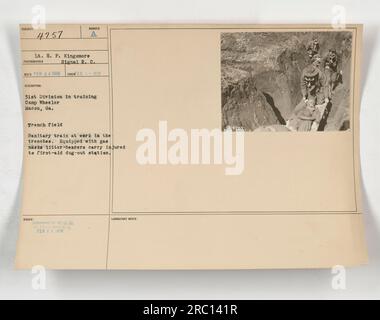 Le lieutenant H. P. Kingsmore du signal Reserve corps est photographié pendant la première Guerre mondiale. L'image montre la 31e Division en entraînement au Camp Wheeler, Macon, Géorgie. La photo capture le train sanitaire du champ de tranchées au travail dans les tranchées, équipé de masques à gaz. Les personnes blessées sont transportées par des porteurs de litière vers un poste de premiers soins creusé. La photographie a été publiée par le War Office le 29 février 1918. Banque D'Images