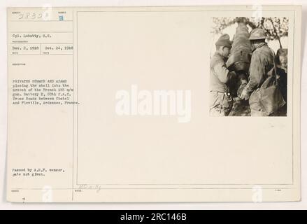 Le caporal Lubatty a pris une photo le 24 octobre 1918 montrant les Privates Summer et Adams chargeant un obus dans un canon français de 155 m/M. Ce moment a eu lieu au carrefour entre Chatel et Fleville dans les Ardennes, en France. Les soldats faisaient partie de la batterie E, 60th C.A.C. L'image a été approuvée par le censeur de l'A.E.P. Banque D'Images