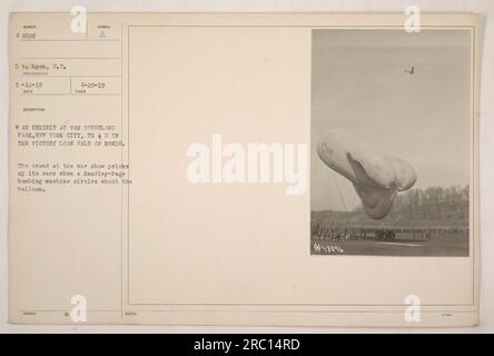 Une machine à bombarder Handley-page est présentée à l'exposition de guerre à Van Cortlandt Park, New York City pendant la vente d'obligations de prêt de victoire. La foule présente prend note alors que la machine tourne autour du ballon affiché. Cette photographie a été prise le 12 mai 1919 par Lyon, S.C. (Photographies des activités militaires américaines pendant la première Guerre mondiale) Banque D'Images