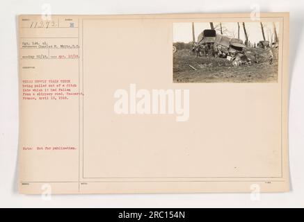 Un camion de train d'approvisionnement du Texas sauvé d'un fossé après avoir glissé sur une route glissante. L'incident s'est produit à Baccarat, en France, le 12 avril 1918. Le photographe Charles H. White a capturé la scène pendant ses fonctions de sergent et de photographe de première classe. Cette image avec le numéro d'identification 111-SC-11272 a été prise le 22 mai 1918 et jugée impropre à la publication. Banque D'Images