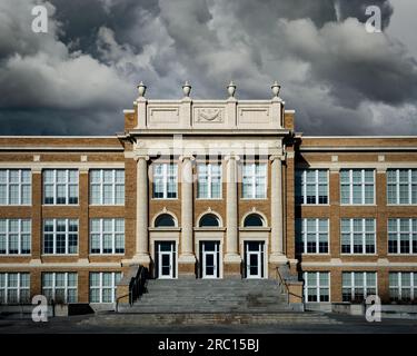 Whittier Junior High School Building, qui fait maintenant partie de l'Université du Nebraska-Lincoln (UNL) et nuages de tempête qui passent, Lincoln, Nebraska, États-Unis. Banque D'Images