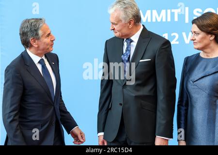 Vilnius, Lituanie. 11 juillet 2023. Président de la Lituanie, Gitanas Naus?da et son épouse Diana Naus?dien? wellcome Secrétaire d'État des États-Unis, Antony Blinken, à son arrivée pour un dîner social lors du sommet de haut niveau de l'OTAN à Vilnius, Lituanie, le 11 juillet 2023. Le Président de la Lituanie organise le dîner des dirigeants mondiaux au Palais présidentiel. L'ordre du jour du sommet couvre la candidature de l'Ukraine à l'adhésion à l'organisation, le processus d'adhésion de la Suède, l'augmentation des stocks d'armes et la révision des plans de défense. (Photo Dominika Zarzycka/Sipa USA) crédit : SIPA USA/Alamy Live News Banque D'Images