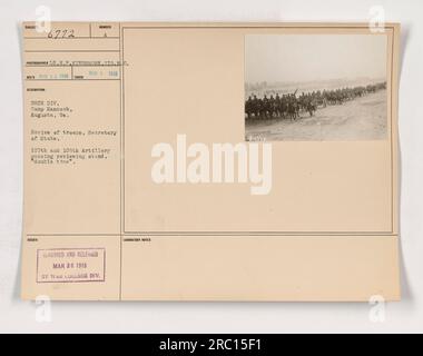 Le secrétaire d'État Robert Lansing passe en revue les troupes de la 28e division au camp Hancock, à Augusta, en Géorgie. Les troupes sont vues passer le stand d'examen dans le double temps. La photographie, prise par L.H.P.Kingsemore, a été publiée et publiée le 26 mars 1918 par le laboratoire de la Division du War College. Banque D'Images