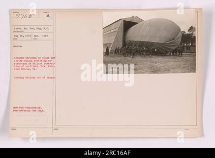 Étudiants officiers de la Coast Artillery School recevant une instruction sur l'observation par ballon des tirs d'artillerie à Fortress Monroe, Virginie. L'image montre le lieutenant WN. POX menant un ballon hors du hangar. Cette photographie a été prise le 1918 avril, et elle a été conservée pour un usage officiel seulement, et non destinée à la publication. Banque D'Images