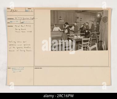 Les soldats et leurs amis dînent à la Youca Hostess House au Camp Sevi's, un camp de la Garde nationale à Ames, sauce, Washington. La photographie a été prise le 12 février 1918 par signe Taman. Il fait partie d'une collection de photographies documentant les activités militaires américaines pendant la première Guerre mondiale. Banque D'Images