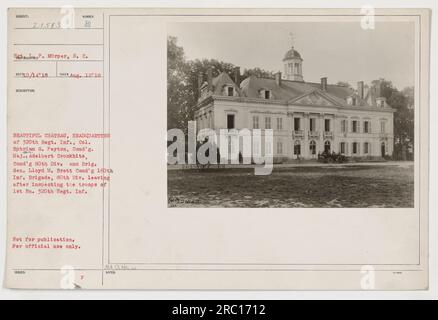 Un groupe d'officiers militaires, dont le colonel Ephriam G. Peyton, le major Sin Adelbert Cronkhite, et le brigadier. Le général Lloyd M. Brett, quitte un beau château qui sert de quartier général au 320e régiment d'infanterie. Ils venaient de terminer l’inspection des troupes du 1e bataillon du 320e régiment. Cette photographie ne doit pas être publiée et est réservée à un usage officiel. Émis par M.A.Q. HE. Banque D'Images