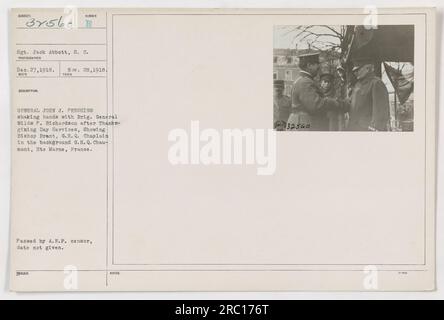 Le général John J. Pershing serrant la main du brigadier. Général Wilds P. Richardson après Thanksgiving Day Services. Mgr Brant, le G.H.Q. Aumônier, peut être vu en arrière-plan. Prise par le sergent Jack Abbott le 27 décembre 1918, au G.H.Q. Chaumont, hte. Marne, France. Note : image transmise par le censeur de l'A.E.F. mais la date exacte n'est pas fournie. Le numéro de description de la photo est E32560. Banque D'Images