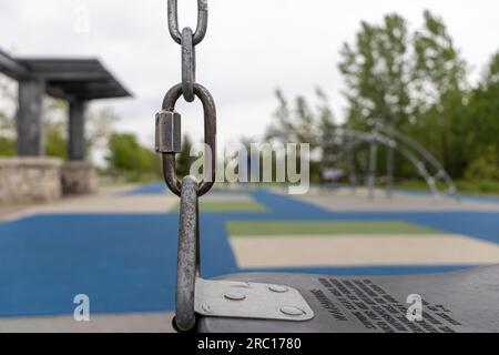 Chaîne de balançoire de terrain de jeu - gros plan - structure de jeu flou arrière-plan. Prise à Toronto, Canada. Banque D'Images