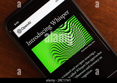 Site web “Introducing Whisper” de OpenAI vu dans un iPhone. Whisper est un système de reconnaissance automatique de la parole (ASR) par OpenAI Banque D'Images