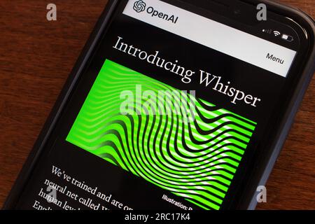 Site web “Introducing Whisper” de OpenAI vu dans un iPhone. Whisper est un système de reconnaissance automatique de la parole (ASR) par OpenAI Banque D'Images