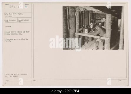 Sergent J.L. McGarrigle à signal corps School à Camp Meade, Maryland, le 23 décembre 1918. La photographie montre une unité télégraphique travaillant dans un pirogue. L'image a été prise le 28 décembre 1918 et reçue le 30 décembre 1918, après avoir été approuvée par la censure du service de renseignement militaire. Banque D'Images