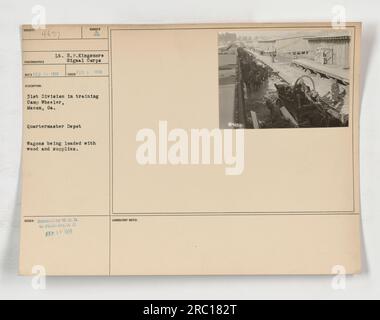 Des soldats de la 31e division sont vus en entraînement au Camp Wheeler, Macon, GA. Sur cette image, les wagons Quartermaster Depot sont chargés de bois et de fournitures. La photographie a été prise le 5 février 1918 par le lieutenant H.P. Kingemore du signal corps. Banque D'Images