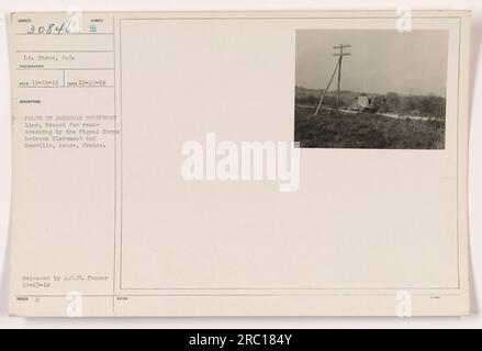 Le lieutenant Stone du signal corps accroche des poteaux sur une ligne téléphonique américaine entre Claremont et Newville, Meuse, France. La photo a été prise le 27 octobre 1918 et reçue le 18 décembre 1918. Il a été publié par l'A.E.P. Censurer le 23 décembre 1918. Banque D'Images