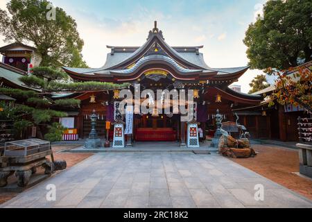 Fukuoka, Japon - novembre 20 2022 : sanctuaire de Kushida dans la salle de Hakata, fondé en 757, le sanctuaire dédié à Amaterasu la déesse du soleil et à susanoo dieu Banque D'Images