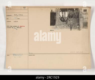 Un vieux pressoir à vin à Mandres, en France, dévasté par des tirs d'artillerie pendant la première Guerre mondiale. La photographie, prise par le photographe Memar, représente les ruines du pressoir, symbolisant les destructions infligées par le conflit aux infrastructures civiles de la région. Cette image illustre les conséquences de la guerre et son impact sur les communautés locales. Banque D'Images