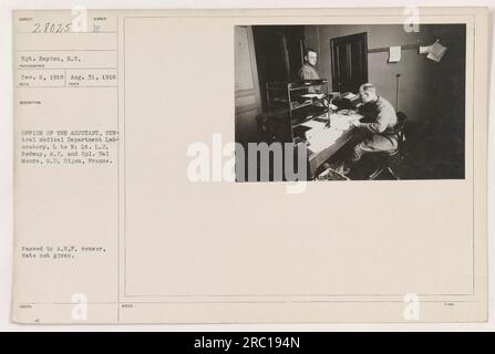 Le sergent Reyden a pris cette photo le 31 août 1918, au Laboratoire du Département médical central de Dijon, en France. L'image montre Lt. L.D. Redway, M.C., et le caporal Hal Moore, M.D., debout de gauche à droite. La photographie a été prise pendant la première Guerre mondiale et a été transmise par le censeur de l'A.E.P. bien que la date exacte soit inconnue. Banque D'Images