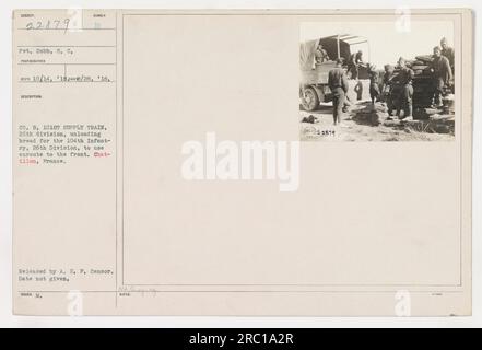 Soldats de Co B, 101ST TRAIN D'APPROVISIONNEMENT DE la 26e division sont vus décharger du pain pour être utilisé par le 104e infanterie en route vers les lignes de front pendant la première Guerre mondiale. La photo a été prise à Chatillon, en France. (Photo no : 111-SC-22879) Banque D'Images