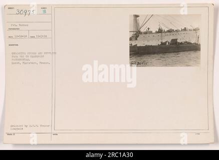 Soldat déchargeant des fournitures du transport américain Pocahontas à Brest, France pendant la première Guerre mondiale Cette photographie a été prise le 3 novembre 1918 et reçue par le photographe le 18 décembre 1918. Il a été publié par l'A.E.F. Censurer le 23 décembre 1918. Banque D'Images