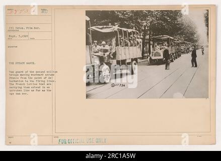 Soldats marchant vers l'ouest à travers la France dans des camions français pendant la première Guerre mondiale. Cette image capture l'avant-garde du deuxième million de soldats qui se frayent le chemin du point d'embarquement aux lignes de tir. La ligne interminable de camions s'étend à perte de vue. Banque D'Images