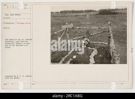 Le sergent Jack Abbott a capturé l'image de soldats américains marquant la tombe du 1e lieutenant Quentin Roosevelt près de Fore-on-Tardenois, en France, le 15 août 1918. La photographie montre la sombre scène où la tombe est identifiée comme celle de Quentin Roosevelt, indiquant son sacrifice pour son pays. Banque D'Images