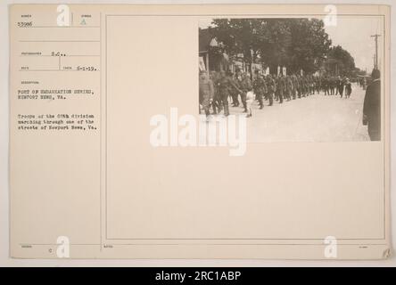 Les troupes de la 88e division marchent dans les rues de Newport News, en Virginie, après être récemment arrivées d'outre-mer. Cette photographie fait partie de la série Port d'embarquement prise à Newport News pendant la première Guerre mondiale. La photo est étiquetée avec le numéro 53986 et prise par le photographe S.C. Banque D'Images