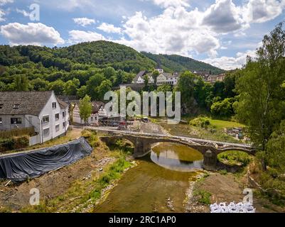 Schuld, Allemagne. 06 juillet 2023. Un pont piétonnier réparé de fortune, photographié deux ans après la catastrophe des inondations sur la rivière Ahr (photo prise avec drone). Au cours de l'inondation, 28 ponts en Rhénanie-Palatinat ont été détruits ou endommagés à un point tel qu'ils n'étaient plus sûrs pour la circulation. Crédit : Thomas Frey/dpa/Alamy Live News Banque D'Images