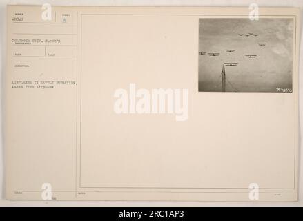 Avions militaires engagés dans une formation de combat. Cette photographie a été prise par le photographe du Columbia University signal corps pendant la première Guerre mondiale. La description suggère que l'image a été capturée à partir d'un autre avion. L'avion mis au point porte le numéro 48343, et les notes mentionnent son identification comme 'A Mc.' Banque D'Images