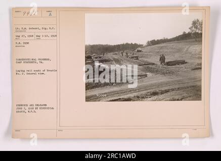 Progression de la construction au Camp Humphreys, Virginie. Cette photographie montre la pose du rail au sud de Trestle no 2. Il fournit une vue générale du processus de construction. Capturé par le lieutenant E.M. deBerri du régiment des signaux. Censuré et publié par la branche historique de W.P.D. le 3 juin 1918. (50 mots) Banque D'Images