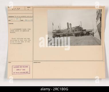 «Le gouvernement AMÉRICAIN reprend les navires néerlandais dans les eaux américaines. Des officiers de marine et des hommes arrivent pour prendre le contrôle des bateaux au nom du gouvernement américain. Photographie prise le 28 mars 1918. Censuré et publié le 3 avril 1918 par le War College Division Laboratory. Photo du lieutenant E.M. deBerri, signal corps, Rec'd 6970.' Banque D'Images