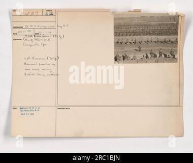 Des soldats de la 28e division au Camp Hancock, Augusta, Géorgie, participent à des exercices de baïonnette dirigés par des sous-officiers. Ils utilisent les méthodes de l'armée britannique pour cet exercice d'entraînement. La photographie a été prise par H.P. KINGSMORE de Big.R.C. en janvier 1918. Il a été classé au numéro 2439 par le photographe. Banque D'Images