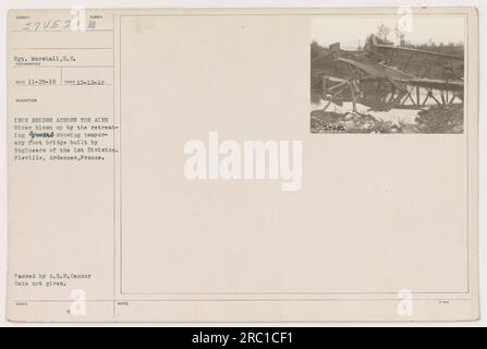 Cette photographie montre un pont de fer sur la rivière AIRE à Fleville, Ardennes, France. Le pont a été détruit par les Allemands en retraite, et l'image capture un pont temporaire qui a été construit par les ingénieurs de la 1e Division. La date d'émission et la date de censure ne sont pas indiquées. Notes : 27452. Banque D'Images