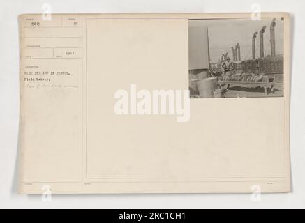 Une boulangerie de campagne exploitée par les Forces expéditionnaires américaines (AEF) en France pendant la première Guerre mondiale La photographie capture une vue du pain et des fours à l'intérieur de la boulangerie. L'image a été prise en 1917. Le photographe et l'emplacement de la boulangerie ne sont pas précisés. Banque D'Images