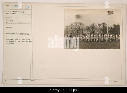 Benedict Crowell, secrétaire adjoint à la Guerre, passe en revue les étudiants de l'Académie militaire de West point pendant la première Guerre mondiale (décembre 1918). Banque D'Images