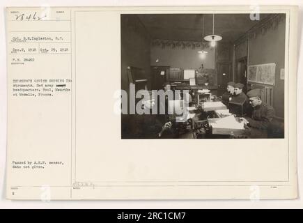 CPL. DROIT Ingleston a capturé une photographie le 2 décembre 1918, montrant l'intérieur d'un bureau de télégraphe au quartier général des opérations de la 2e armée à Toul, Meurthe et Moselle, France. La photo montre divers instruments utilisés dans le bureau. Cette image a été jugée apte à être publiée par le censeur de l'A.E.F. à une date non précisée. Banque D'Images