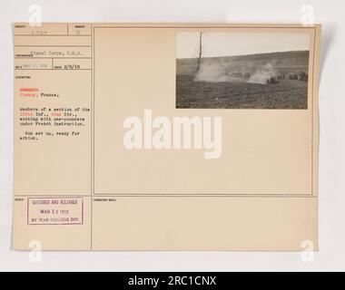 Membres de la section 165e infanterie, 42e division, travaillant avec des monopounders sous instruction française. Pistolet configuré et prêt à l'action. Cette photo a été prise à Chanoy, France, le 8 février 1918. Il a été publié et censuré par le War College Division Laboratory le 14 mars 1913. Banque D'Images