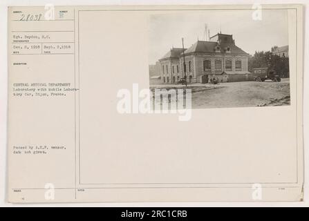 Sgt Reyden au Laboratoire du Département médical central avec une voiture de laboratoire mobile à Dijon, France. Date non précisée, mais passée par le censeur A.E.F. Photographie prise pendant la première Guerre mondiale. Banque D'Images