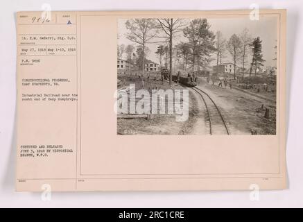 Progression de la construction au Camp Humphreys, Virginie. Cette photographie montre le chemin de fer industriel près de l'extrémité sud du camp. Il a été pris le 27 mai 1918 et publié par la branche historique le 3 juin 1918. Le lieutenant E.M. deBerri, signal corps, a pris la photo. Banque D'Images