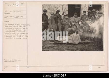 Des soldats de la 354e compagnie d'ambulance et des aides de la Croix-Rouge allemande prennent soin d'un officier allemand blessé dans un poste de dressage près de Remonville, Ardennes, France, en novembre 1918. Aumônier C.S. Darley du 356th Infantry est vu administrant à l'officier blessé sur la photo. Banque D'Images