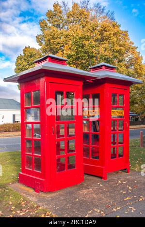 Cabines téléphoniques publiques rouges à l'ancienne dans la ville de Ross en Tasmanie Banque D'Images