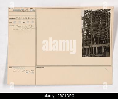 Légende : riveteurs travaillant sur le flanc d'un navire aux chantiers navals de Cramp pendant la première Guerre mondiale Cette photographie a été prise en décembre 1917 et montre le processus de construction du navire. L'image a été capturée par Cap-C.K. Dawser et reçu en janvier 1918. Il fait partie d'une série intitulée 'Photographs of American Military Activities during World War I - 111-SC-1938'. Banque D'Images