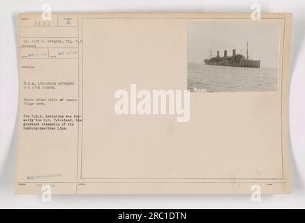 Image : la photographie représente les États-Unis Leviathan, un ancien paquebot de croisière converti en navire de transport de troupes, entre dans le port de New York. L'image montre le style novateur de camouflage utilisé pour déguiser l'apparence du navire pendant la première Guerre mondiale Légende tirée de 111-SC-8684 dans les 'photographies des activités militaires américaines pendant la première Guerre mondiale'. Banque D'Images