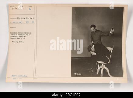 Recrues de l'aviation subissant des examens physiques à l'hôpital Episcopal, Washington, D.C. L'image montre des tests de chute effectués par le lieutenant Reid, SIG. R. C. la photographie a été prise en avril 1918 et numérotée 8246. Il est mentionné que l'image n'est pas destinée à la publication. Des notes supplémentaires indiquent que les tests de chute ont été effectués à des fins de recrutement. Banque D'Images