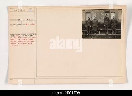 Officiers responsables du train no 54 de l'hôpital : le lieutenant Emmett E. Brown, le lieutenant Owen O'Neill, le lieutenant John W. Green et le major Robert E. Hardaway. Photographie prise par le sergent A. C. Duff, S.C., à Herreville, France, le 27 avril 1918. Image de la collection « photographies des activités militaires américaines pendant la première Guerre mondiale ». US 5902. Banque D'Images