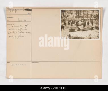 Image de tranchées dans un camp d'entraînement d'officiers étudiants à fort Sheridan pendant la première Guerre mondiale. La photographie a été prise à une date inconnue et reçue le '/17. Les tranchées sont montrées comme étant attaquées d'une source inconnue. Cette image a été transmise au laboratoire C.P.I. Banque D'Images