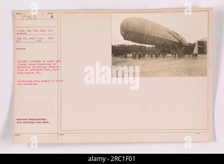 Étudiants officiers de la Coast Artillery School recevant une instruction sur l'observation par ballon des tirs d'artillerie à Fortress Monroe, Virginie. La photographie montre les officiers allant du hangar au champ pour l'ascension. Prise le 18 avril 1918. Le lieutenant William Fox du signal Reserve corps est également présent. Cette image n'est pas destinée à la publication et est destinée à un usage officiel seulement. Banque D'Images