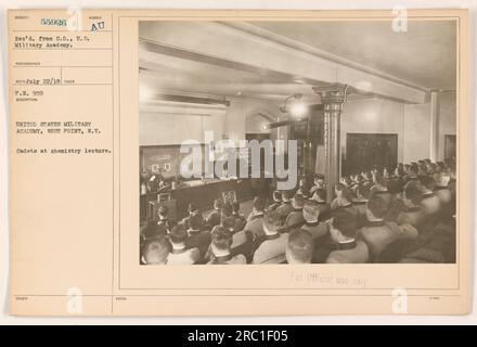 Les cadets de l'Académie militaire AMÉRICAINE écoutent attentivement une conférence de chimie. La photographie est le sujet 55926 et a été reçue du commandant de l'académie. Elle a été prise par un photographe le 22 juillet 1918. Les notes d'accompagnement indiquent que l'image est destinée à un usage officiel seulement. Banque D'Images